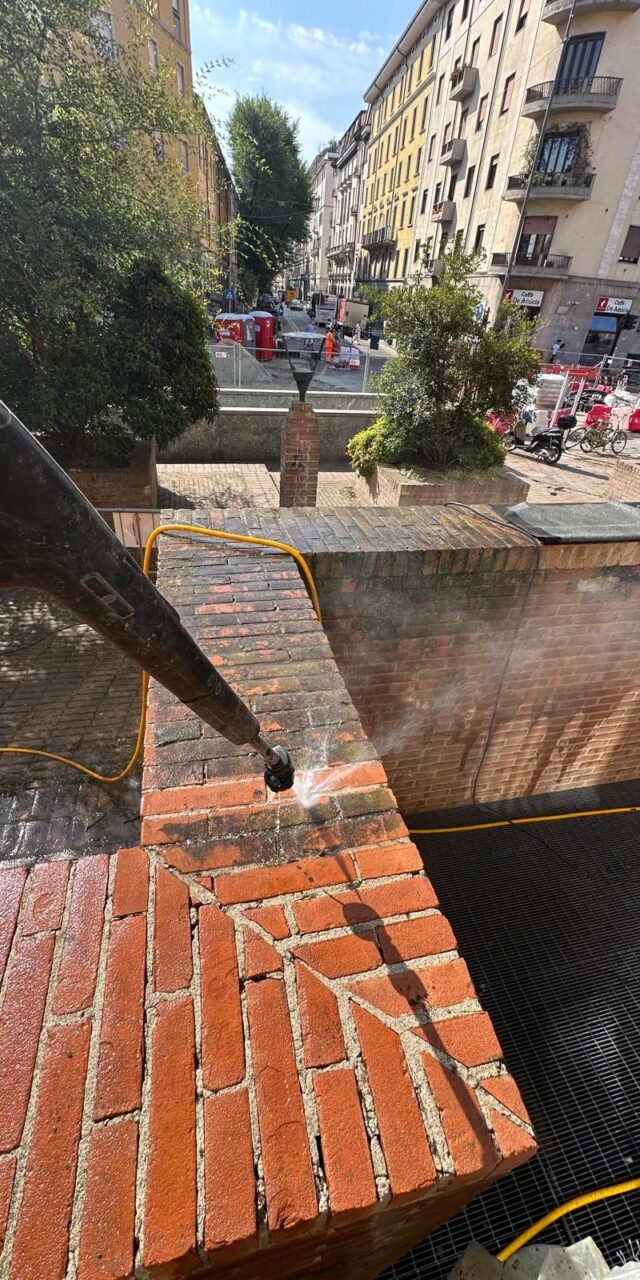 Lavaggio chimico facciata durante intervento di pulizia