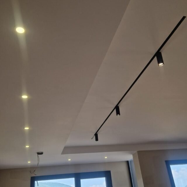 In sintesi, una ristrutturazione “Chiavi in mano” consiste nella nomina di un solo e unico referente che si addossa tutte le responsabilità. Il risultato è garantito da una gestione completa del progetto seguito in maniera rigorosa rispettando il cronoprogramma stilato con (e approvato da) il cliente committente.