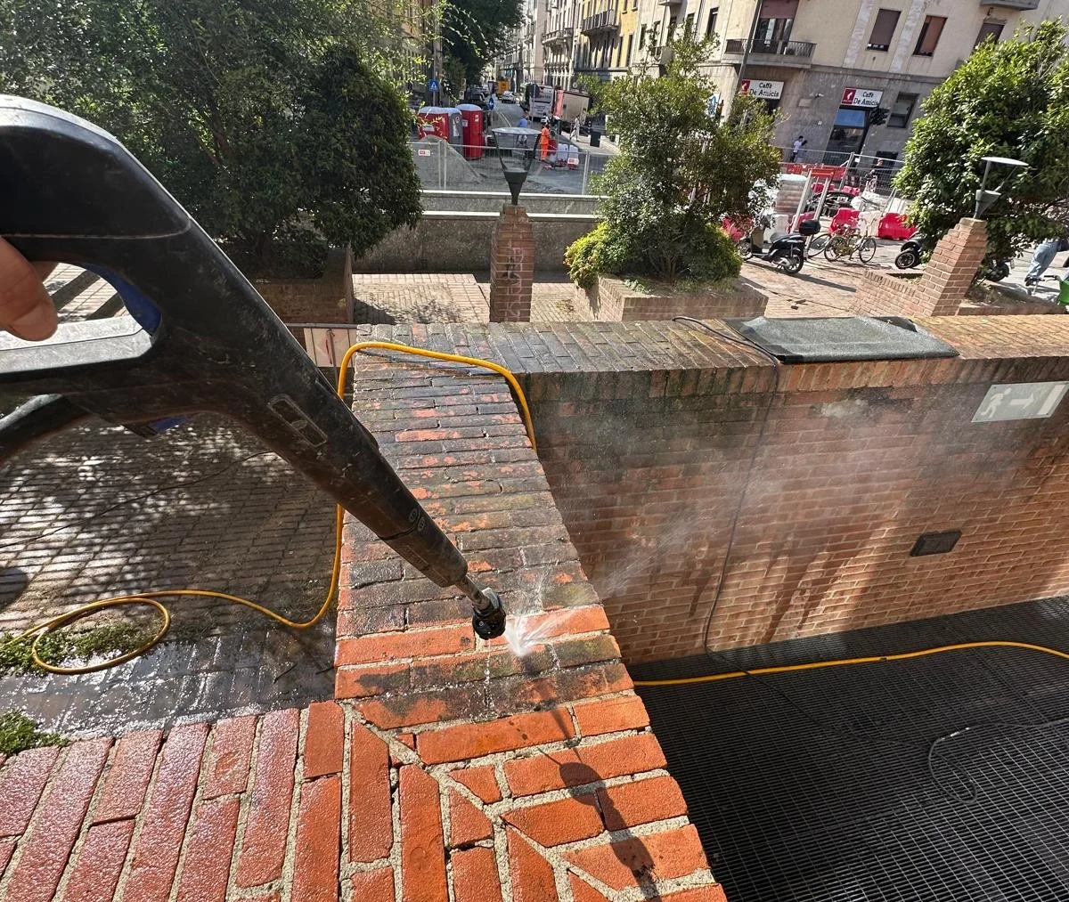 Lavaggio chimico facciate Milano Reinova Srl