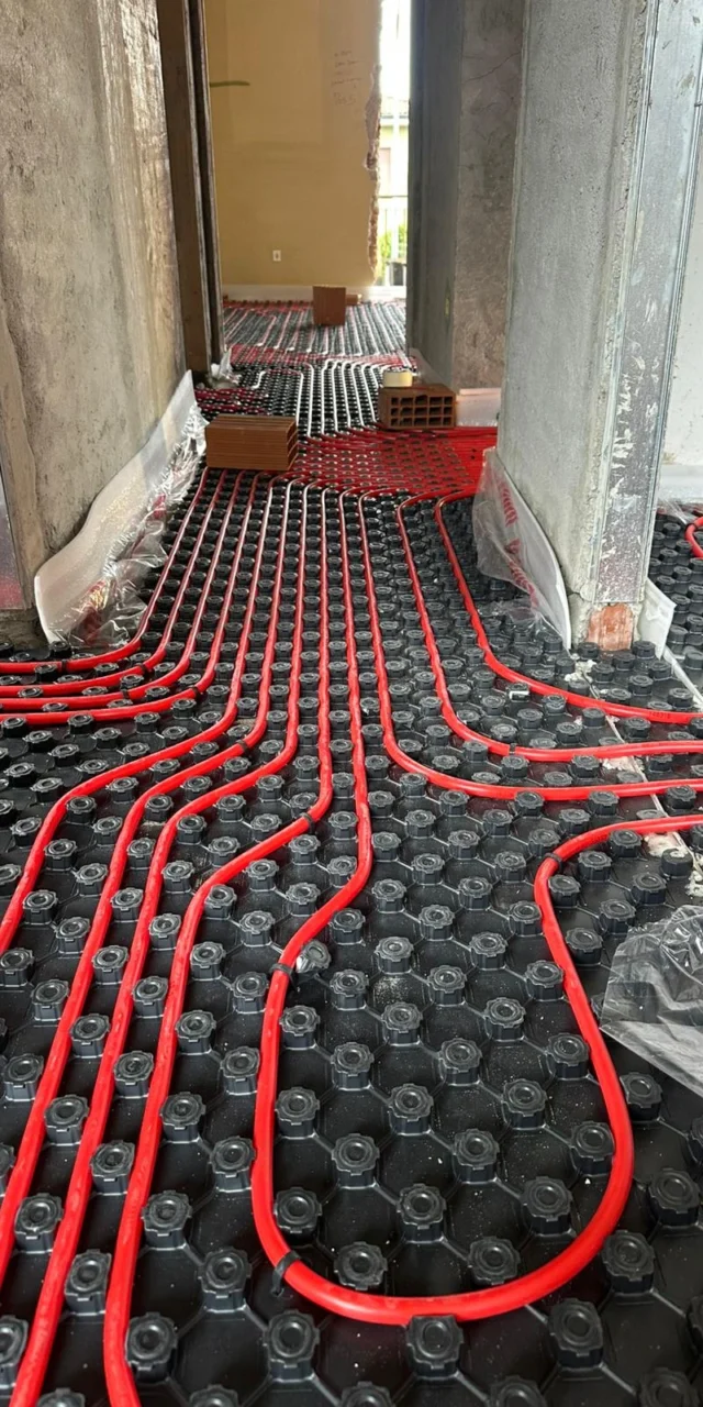 Impianto radiante a pavimento in appartamento a Milano realizzato da Reinova Srl