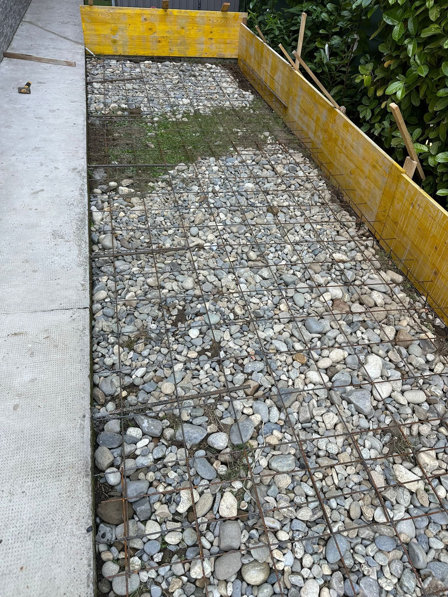 Marciapiede perimetrale villetta completato a Peschiera Borromeo