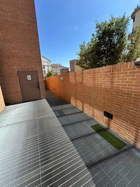 Pulizia professionale facciata edificio residenziale Milano