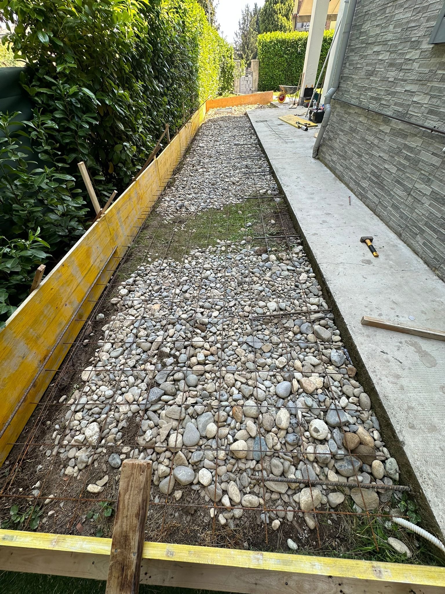 Getto calcestruzzo per marciapiede perimetrale villetta a Peschiera Borromeo